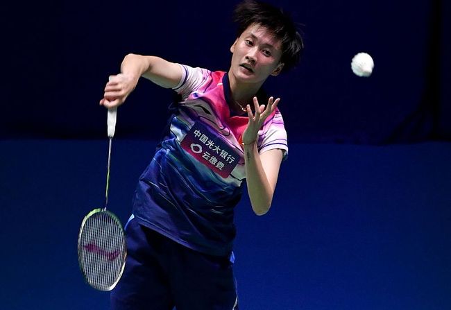 切尔西球迷高呼战无不胜，为球队助威